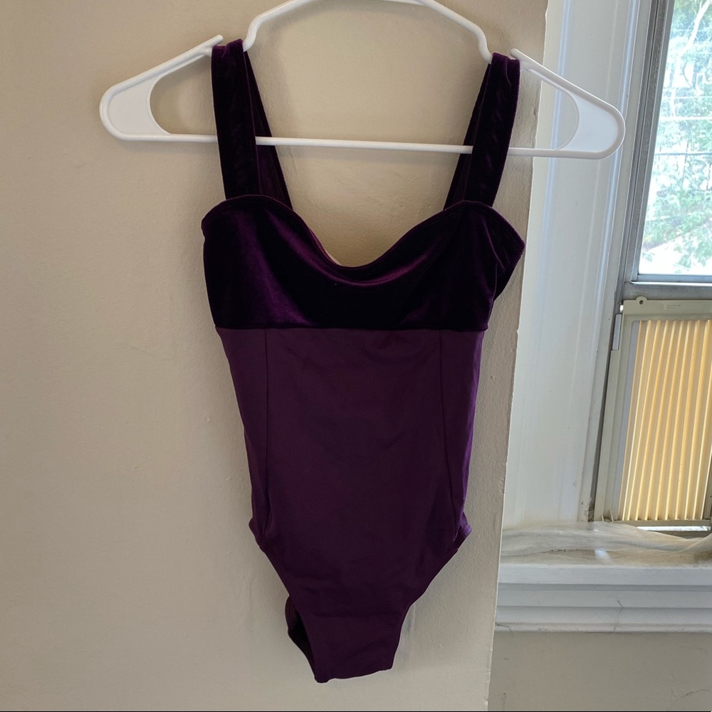 ainsliewear leo